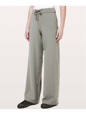 Women's Lululemon On The Fly Wide Leg Pants Size 4 Grey Sage